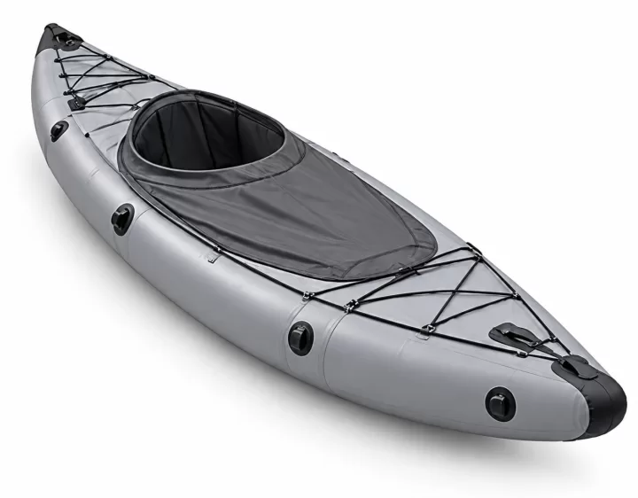 Фотография: Надувной морской каяк «Север» 430 см. вид спереди. Комплектация показана для данной модели и подтверждается при заказе.