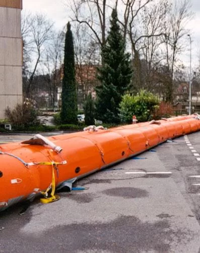 Наполняемая водой плотина 