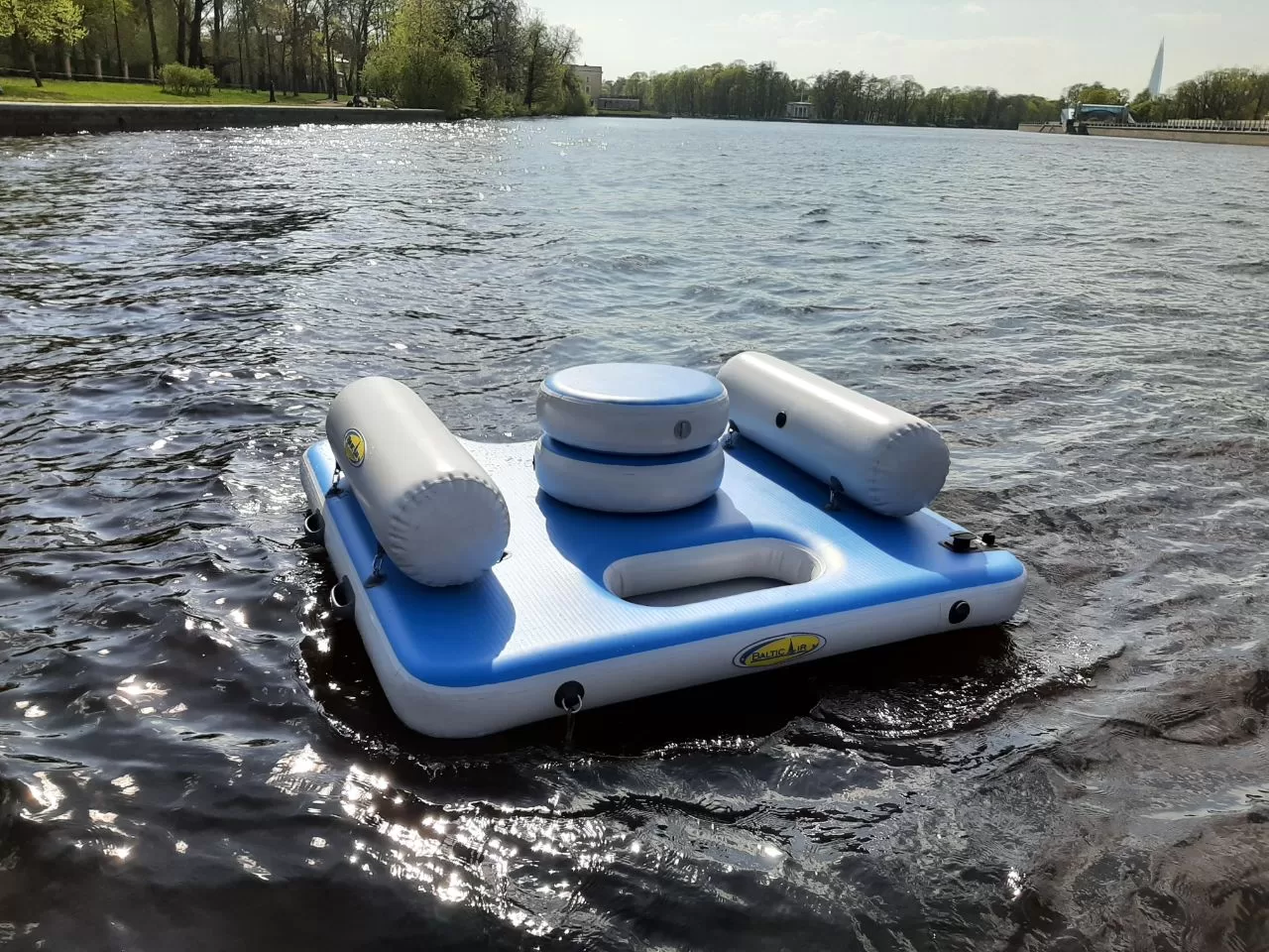 Рыбак использует плот AquaPlat с эхолотом и сумкой-холодильником