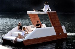 Двухэтажный надувной катамаран класса люкс 2026 года на воде