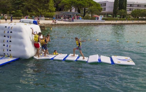 Надувной плот для развлечений