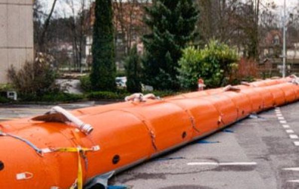 Наполняемая водой плотина