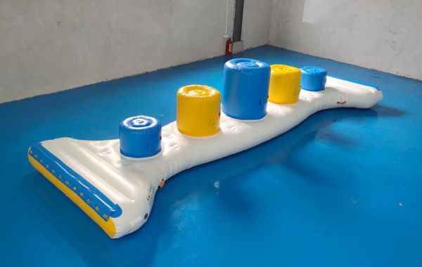 Надувной аттракцион веселые столбы