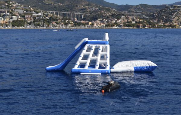 Плавающая площадка с аттракционом