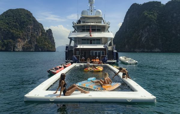 Бассейн с защитной сеткой для плавания в океане