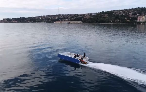 Многокорпусный надувной транспортный катамаран под гидроцикл